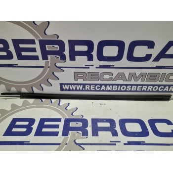 Recambio de moldura lateral para toyota aygo referencia OEM IAM 681600H070  