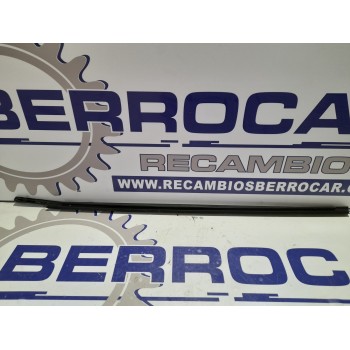 Recambio de moldura lateral para toyota aygo referencia OEM IAM 681600H070  