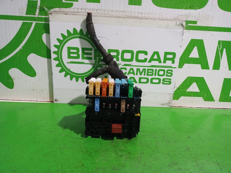 Recambio de caja reles / fusibles para renault laguna grandtour iii renault laguna iii grandtour referencia OEM IAM 8200528467  