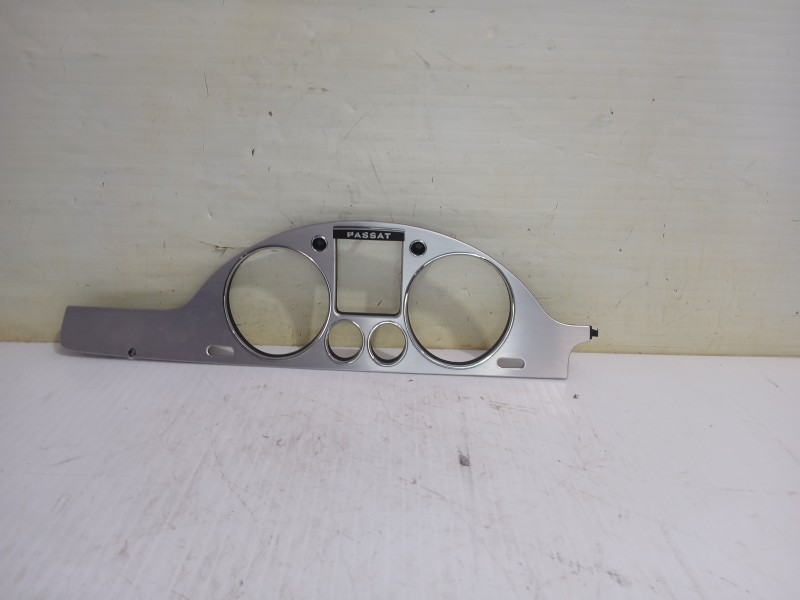 Recambio de moldura para volkswagen passat berlina (3c2) individual referencia OEM IAM 301858335  
