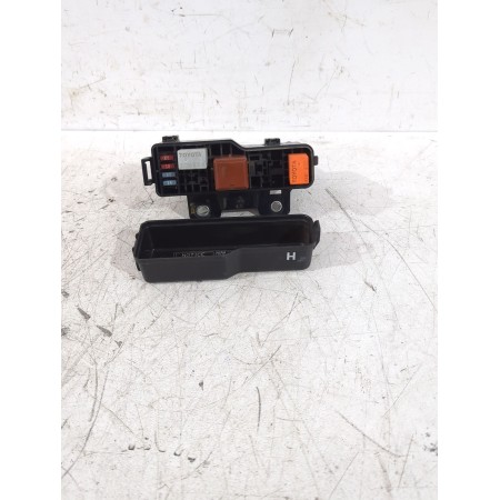 Recambio de caja reles / fusibles para toyota avensis sedán (_t25_) 2.0 d-4d (adt250_) referencia OEM IAM 8386P1  