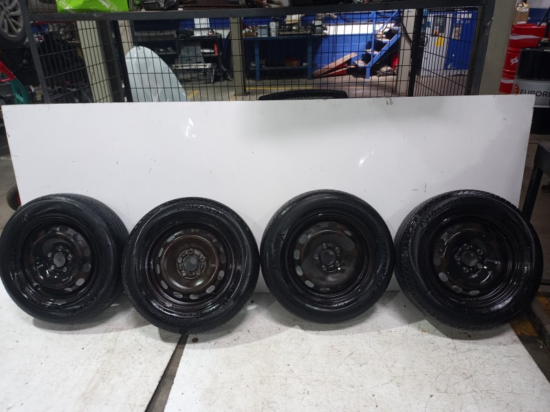 Recambio de juego llantas para ford focus berlina (cap) trend referencia OEM IAM BQ8GA  