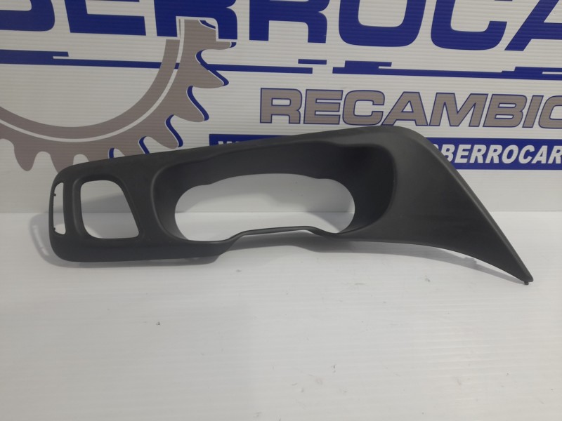 Recambio de moldura interior para iveco daily furgón 2.3 diesel cat referencia OEM IAM 5801592795  