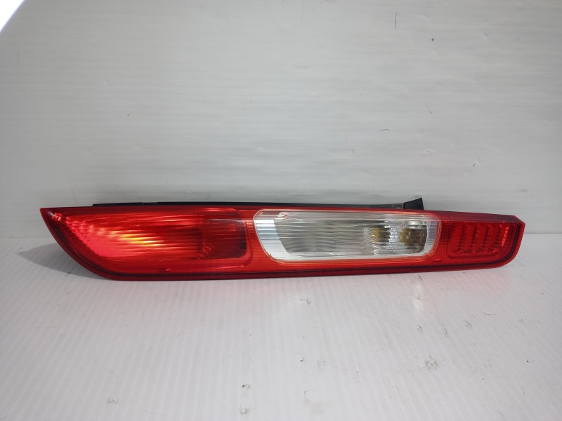 Recambio de piloto trasero derecho para ford focus berlina (cap) trend referencia OEM IAM 1420450  