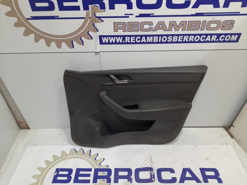 Recambio de guarnecido puerta delantera derecha para skoda rapid 1.6 tdi referencia OEM IAM 5JB867014  