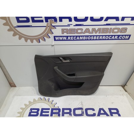 Recambio de guarnecido puerta delantera derecha para skoda rapid 1.6 tdi referencia OEM IAM 5JB867014  