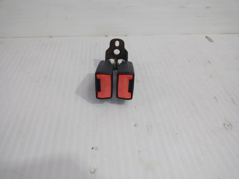 Recambio de enganche cinturon central para ford focus berlina (cap) trend referencia OEM IAM 1790511  