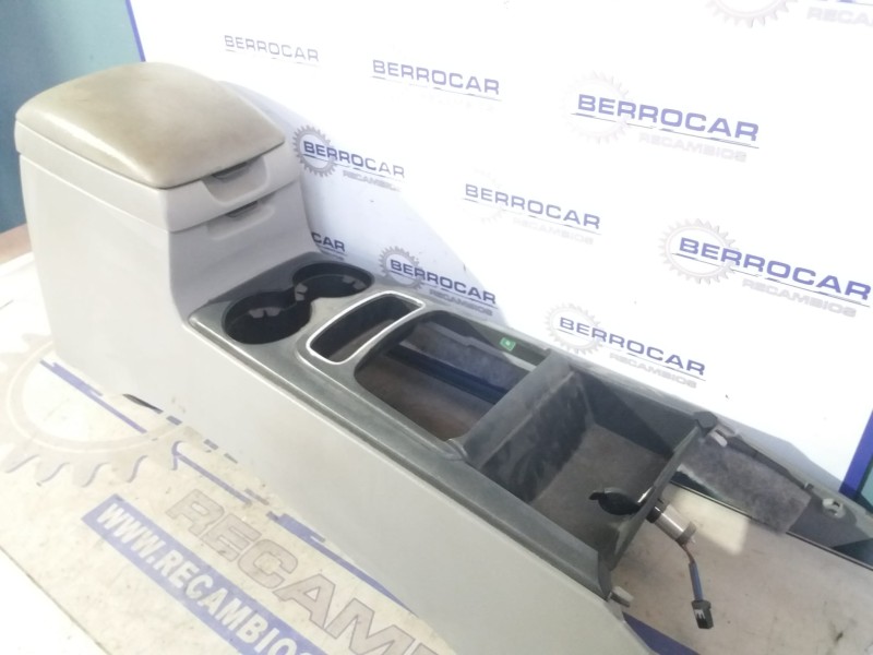 Recambio de apoyabrazos central para kia sorento 2.5 crdi referencia OEM IAM 846113E001  