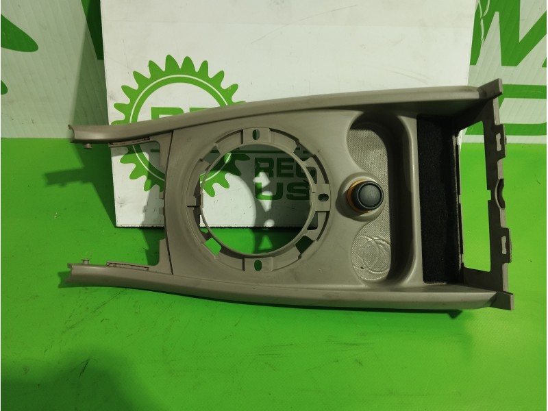 Recambio de consola central para renault megane ii familiar 1.9 dci diesel referencia OEM IAM 8200079093  
