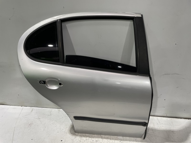 Recambio de puerta trasera derecha para seat leon (1m1) stella referencia OEM IAM 1M0833056L  