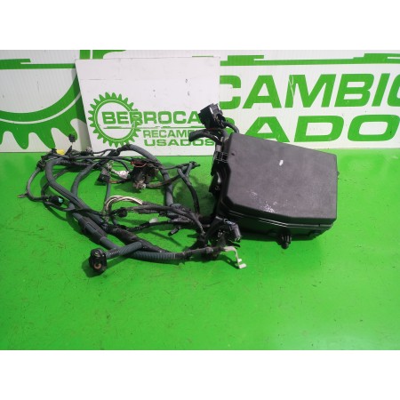 Recambio de caja reles / fusibles para toyota auris touring sports (e18) active referencia OEM IAM 8274102080  