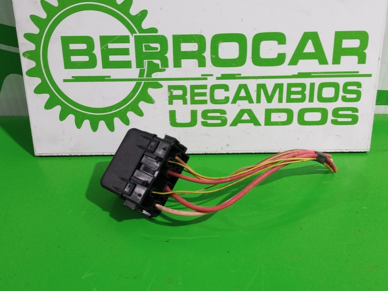 Recambio de caja reles / fusibles para renault megane ii familiar 1.9 dci diesel referencia OEM IAM 8200222933  