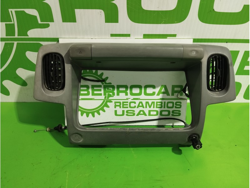 Recambio de rejilla aireadora para nissan cabstar e 3.0 diesel referencia OEM IAM 682410T000  