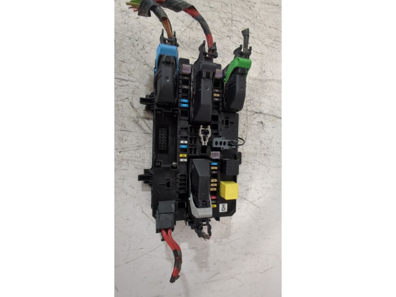Recambio de caja reles / fusibles para opel zafira / zafira family b (a05) 1.9 cdti (m75) referencia OEM IAM 13206759  