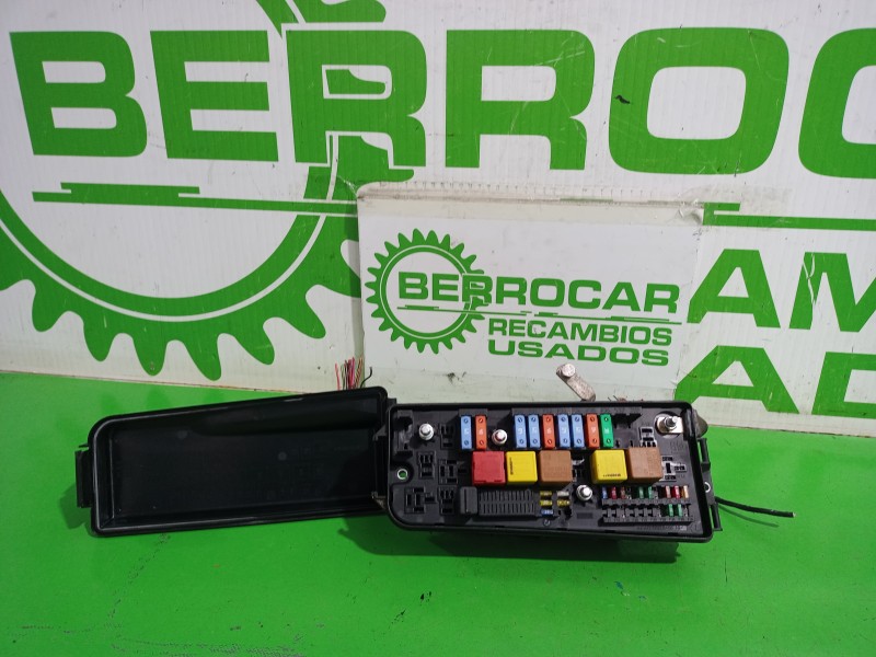 Recambio de caja reles / fusibles para opel vectra c berlina gts referencia OEM IAM 13144709  