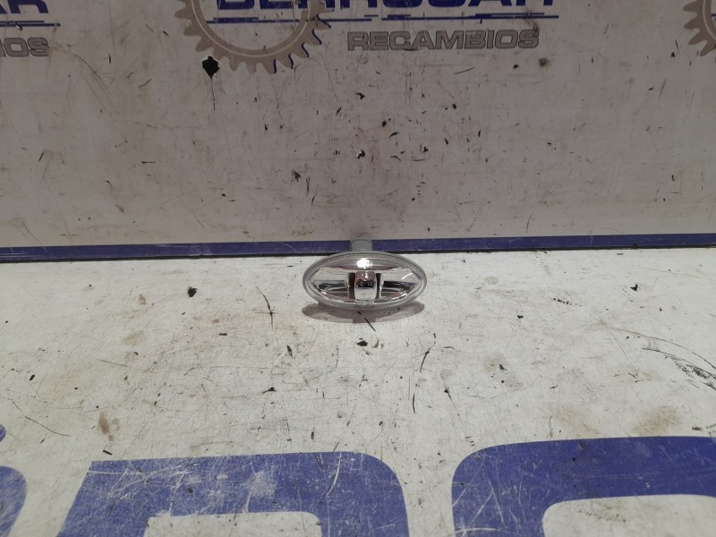 Recambio de piloto lateral izquierdo para peugeot 206 berlina 1.9 diesel referencia OEM IAM 44183535  