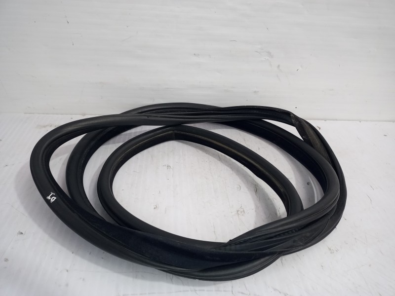 Recambio de goma contorno para land rover discovery 4 tdv6 hse referencia OEM IAM LR015154  