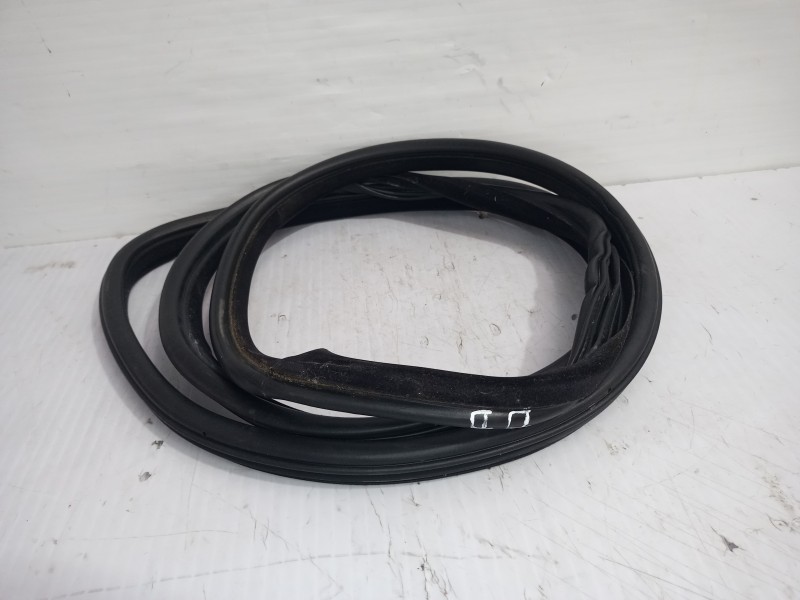 Recambio de goma contorno para land rover discovery 4 tdv6 hse referencia OEM IAM CFE500720  