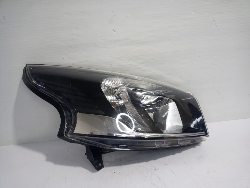 Recambio de faro derecho para renault trafic furgón l1h1 2,7t referencia OEM IAM 260101161R  