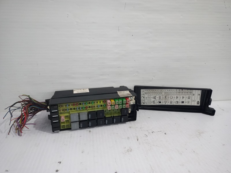Recambio de caja reles / fusibles para land rover discovery 4 tdv6 hse referencia OEM IAM AH2214290AYB  