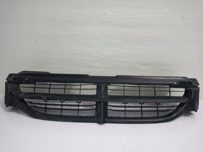 Recambio de rejilla delantera para chrysler voyager (gs) 2.5 td family referencia OEM IAM 04576955  
