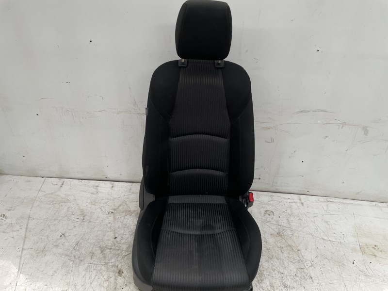Recambio de asiento delantero derecho para mazda 3 lim. () center-line referencia OEM IAM BJE388680  