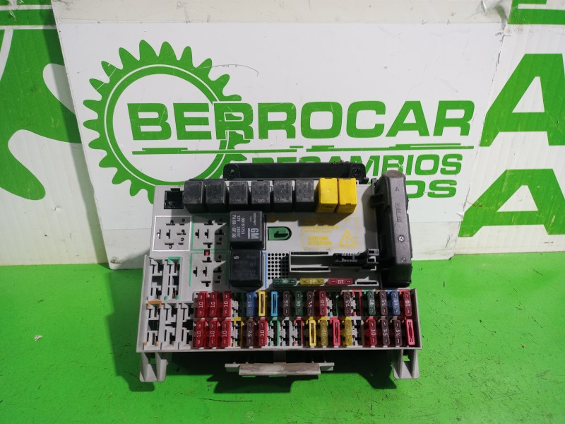 Recambio de caja reles / fusibles para opel zafira a elegance referencia OEM IAM 90589965  