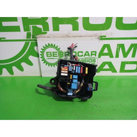 Recambio de caja reles / fusibles para dacia sandero laureate referencia OEM IAM 243809584R  