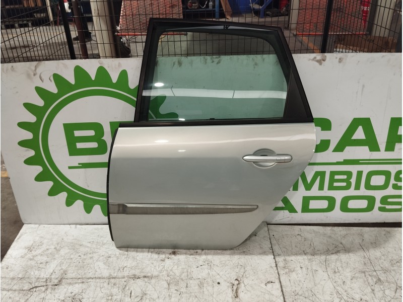 Recambio de puerta trasera izquierda para renault scenic ii 1.6 16v referencia OEM IAM 821014922R  