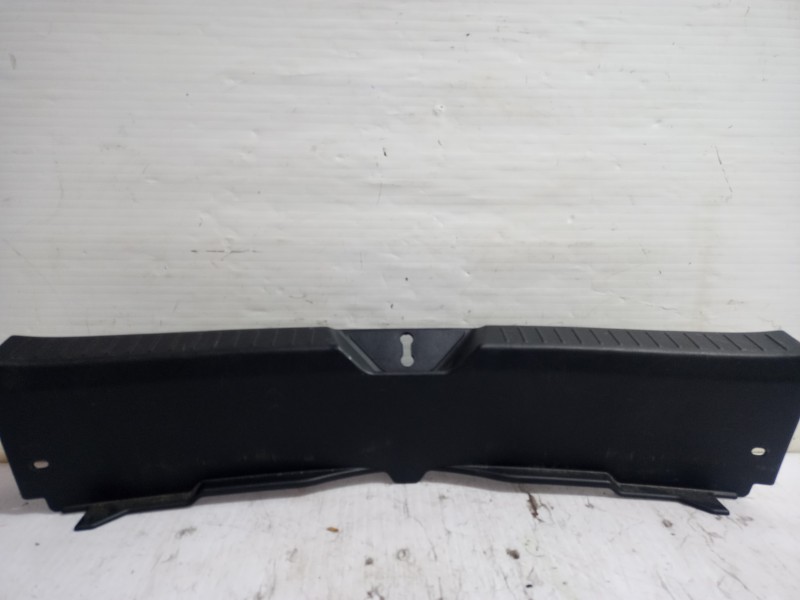 Recambio de moldura maletero para mazda 3 lim. () center-line referencia OEM IAM BHN968894  