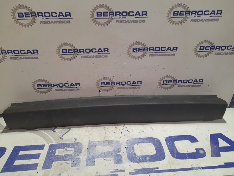 Recambio de molduras traseras para land rover discovery 2.7 td v6 cat referencia OEM IAM ERQ000091  