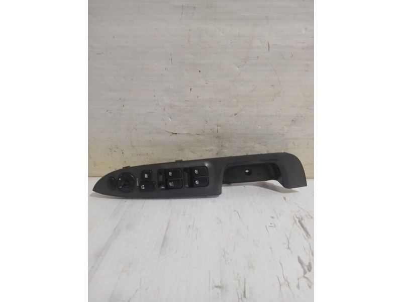 Recambio de mando elevalunas delantero izquierdo para kia carens iii monospace (un) 2.0 crdi 140 referencia OEM IAM 935701D3020G