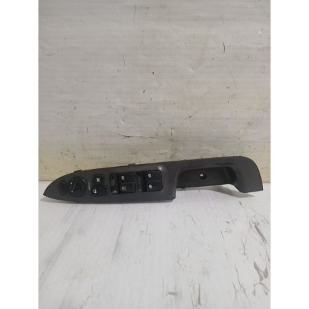 Recambio de mando elevalunas delantero izquierdo para kia carens iii monospace (un) 2.0 crdi 140 referencia OEM IAM 935701D3020G