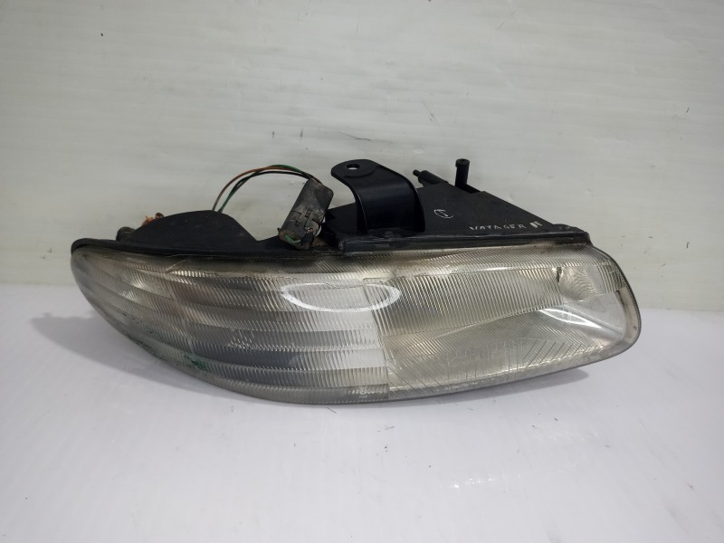 Recambio de faro derecho para chrysler voyager (gs) 2.5 td family referencia OEM IAM 05288766AK  