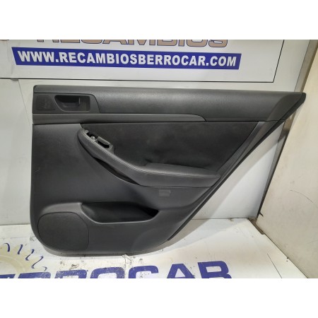 Recambio de guarnecido puerta trasera derecha para toyota avensis berlina (t25) 2.2 d-4d cat referencia OEM IAM 6701005140B0  