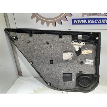 Recambio de guarnecido puerta trasera derecha para toyota avensis berlina (t25) 2.2 d-4d cat referencia OEM IAM 6701005140B0  
