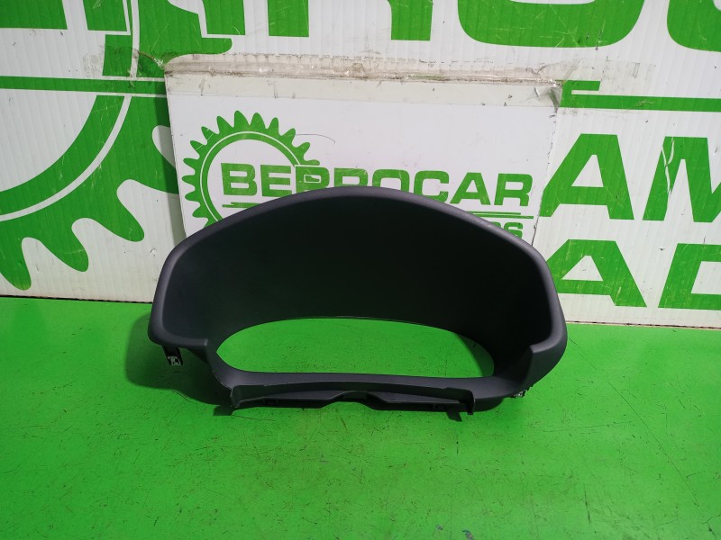 Recambio de moldura para dacia sandero laureate referencia OEM IAM 682405544R  