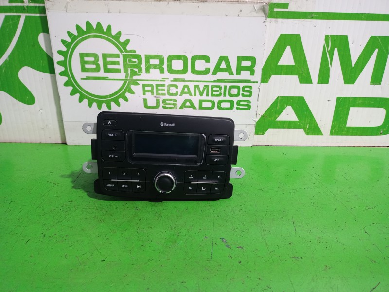 Recambio de sistema audio / radio cd para dacia sandero laureate referencia OEM IAM 281156864R  