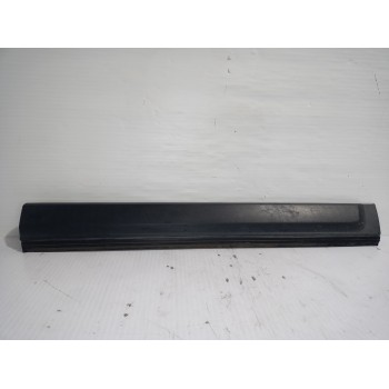 Recambio de moldura derecha para land rover discovery 4 tdv6 hse referencia OEM IAM DGP000124PCL  
