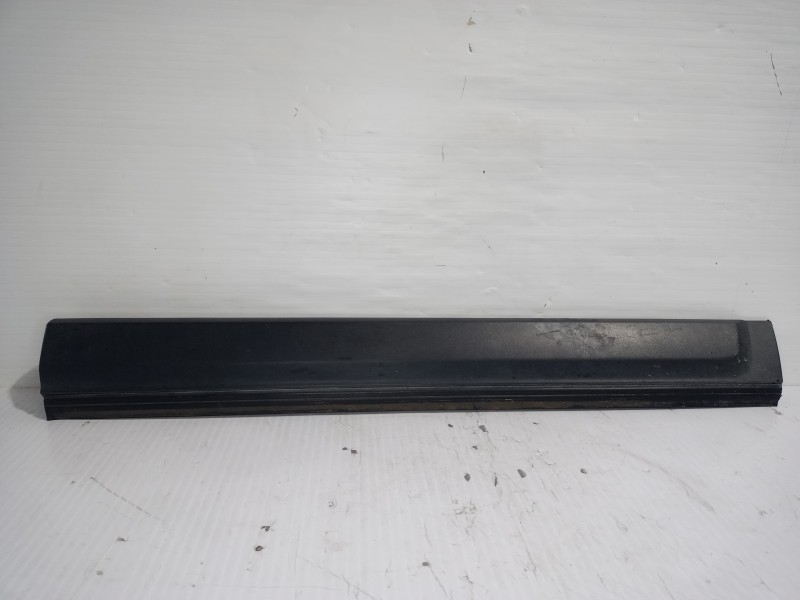 Recambio de moldura derecha para land rover discovery 4 tdv6 hse referencia OEM IAM DGP000124PCL  