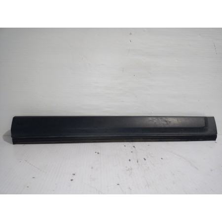 Recambio de moldura derecha para land rover discovery 4 tdv6 hse referencia OEM IAM DGP000124PCL  