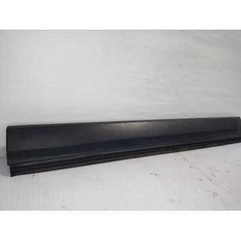 Recambio de moldura derecha para land rover discovery 4 tdv6 hse referencia OEM IAM DGP000124PCL  