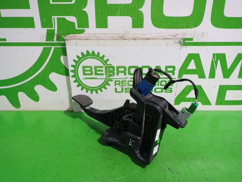 Recambio de pedal embrague para dacia sandero laureate referencia OEM IAM 465038135R / 8201298901  