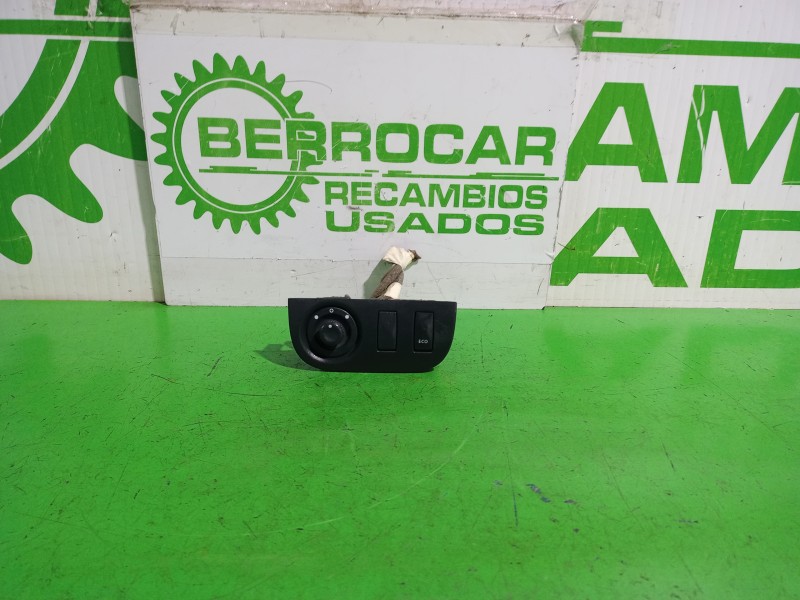 Recambio de mando retrovisor para dacia sandero laureate referencia OEM IAM 684937116R  