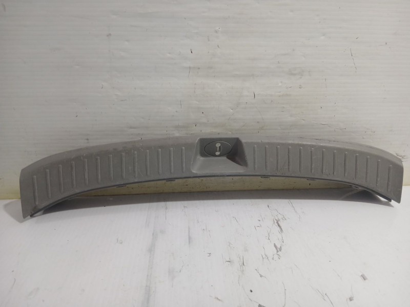 Recambio de moldura maletero para kia carens iii monospace (un) 2.0 crdi 140 referencia OEM IAM 857701D000S8  