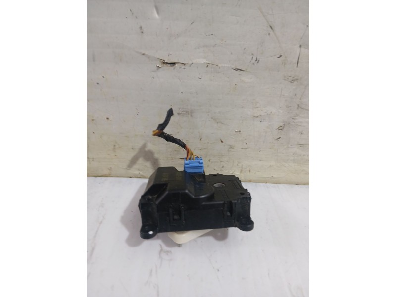 Recambio de motor apertura trampilla para kia carens iii monospace (un) 2.0 crdi 140 referencia OEM IAM B400730710  