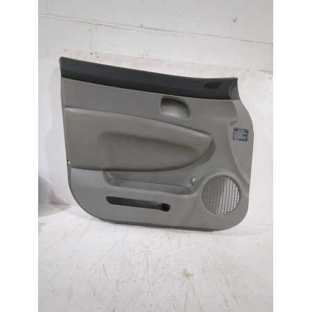 Recambio de guarnecido puerta delantera izquierda para kia carens iii monospace (un) 2.0 crdi 140 referencia OEM IAM 823011D0705
