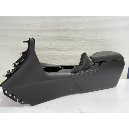 Recambio de consola central para mazda 3 lim. () center-line referencia OEM IAM B45B64951 / BHN164951  