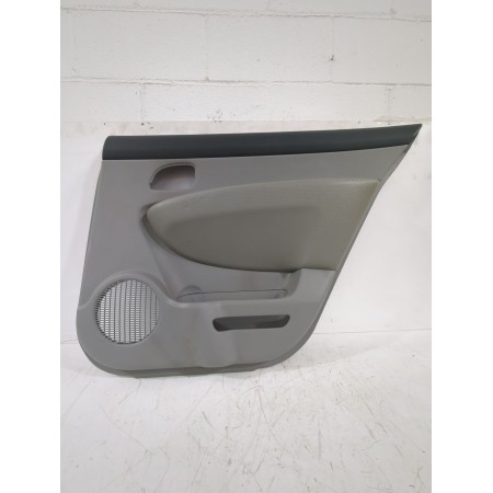 Recambio de guarnecido puerta trasera derecha para kia carens iii monospace (un) 2.0 crdi 140 referencia OEM IAM 833021D0205X  