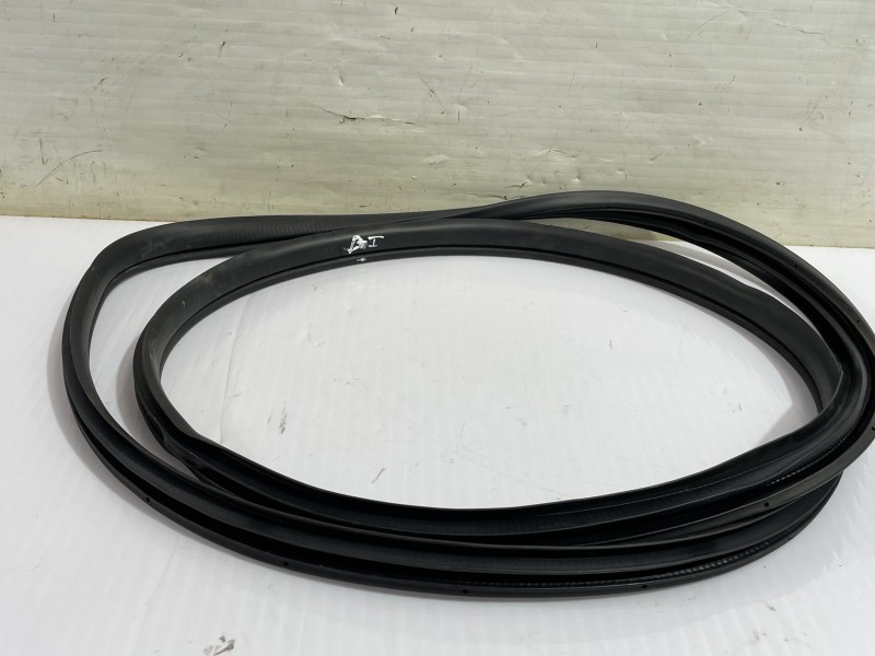 Recambio de goma contorno para mazda 3 lim. () center-line referencia OEM IAM BHN968911A  